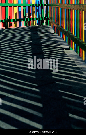 Formes et couleurs ombres d'une aire de jeux pour enfants sur une journée ensoleillée Banque D'Images
