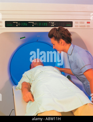 Infirmière à l'hôpital avec l'homme patient en cours d'un scanner de tomographie par ordinateur. Banque D'Images