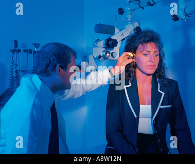 Médecin Chirurgien consultant de l'hôpital des femmes d'oreille du patient. Banque D'Images