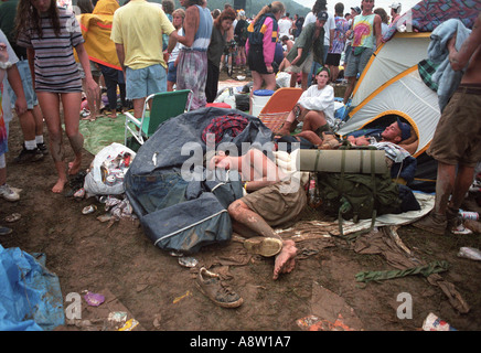 Gueule de garçon jeune homme évanoui de sommeil dans la boue et le désordre au cours du festival de musique de Woodstock en 1994 New York USA Banque D'Images