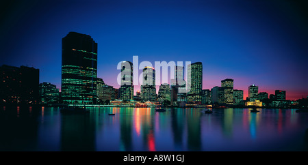 Australie. Queensland. L'horizon de Brisbane la nuit se reflète dans la rivière. Banque D'Images