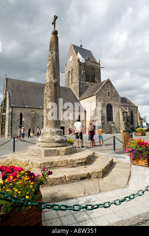 Mémorial de la libération et le modèle de John Steele Paratrooper USA 82nd Airborne sur clocher de l'église de St Mère Eglise, Normandie, France Banque D'Images