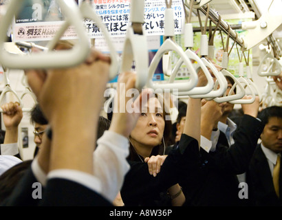Intérieur du métro bondé à Tokyo 2007 chariot Banque D'Images