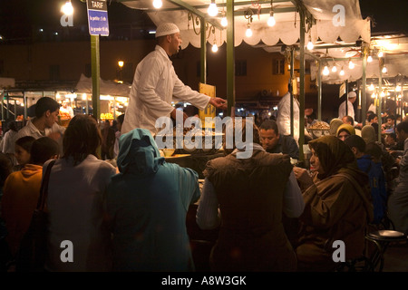 Manger en place Jemaa El Fna de Marrakech Maroc Banque D'Images