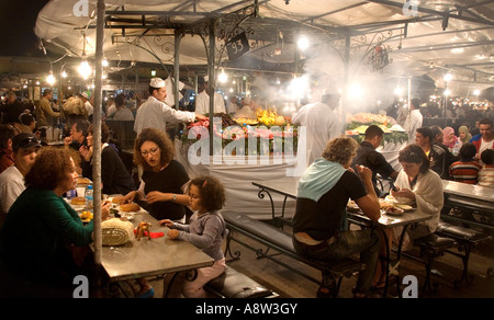 Manger en place Jemaa El Fna de Marrakech Maroc Banque D'Images