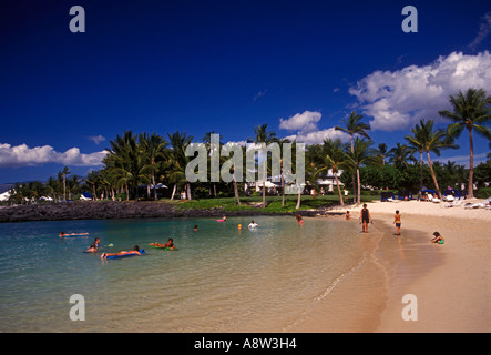 Baigneurs à Lagoon Beach Ritz Carlton Mauna Lani Resort Mauna Lani Kohala Coast Hawaii Island Hawaii United States Banque D'Images