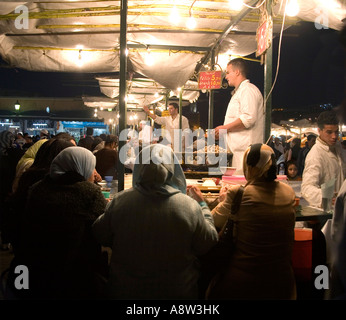 Manger en place Jemaa El Fna Marrakech Maroc Banque D'Images