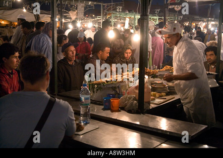 Manger en place Jemaa El Fna de Marrakech Maroc Banque D'Images