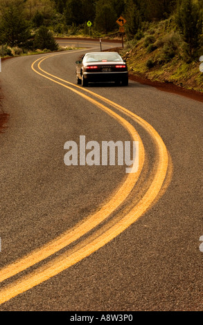 Voiture sur route sinueuse dans l'Est de l'Oregon Banque D'Images