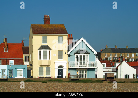 Les bâtiments de mer d'Aldeburgh généralement loué comme maison de vacances avec vue sur la plage et de la mer du Nord Banque D'Images