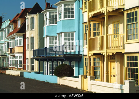 Les bâtiments de mer d'Aldeburgh généralement loué comme maison de vacances avec vue sur la plage et de la mer du Nord Banque D'Images