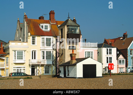 Les bâtiments de mer d'Aldeburgh généralement loué comme maison de vacances avec vue sur la plage et de la mer du Nord Banque D'Images