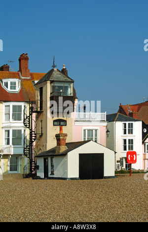 Front d'Aldeburgh typiquement des bâtiments loués comme hébergement de vacances Banque D'Images