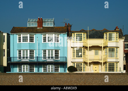 Les bâtiments de mer d'Aldeburgh généralement loué comme maison de vacances avec vue sur la plage et de la mer du Nord Banque D'Images