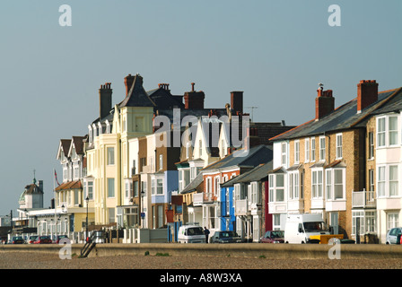 Les bâtiments de mer d'Aldeburgh généralement loué comme maison de vacances avec vue sur la plage et de la mer du Nord Banque D'Images