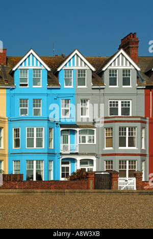 Les bâtiments de mer d'Aldeburgh généralement loué comme maison de vacances avec vue sur la plage et de la mer du Nord Banque D'Images