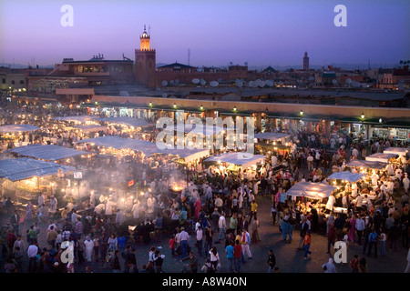 Place Jemaa El Fna à Marrakech avec des stands de nourriture et les vendeurs de fruits à la nuit, Maroc Banque D'Images