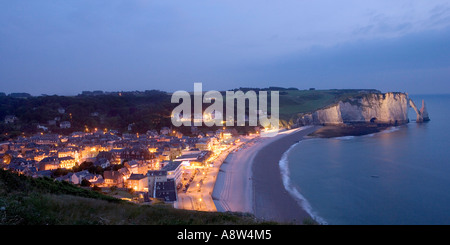France, Normandie, Etretat, vue d'Etretat de nuit Banque D'Images