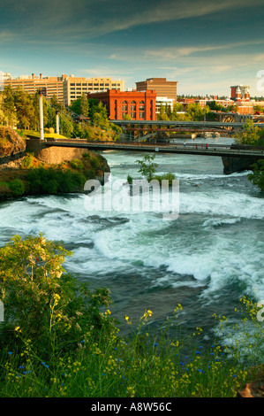 Les chutes d'eau le long de la rivière Spokane Riverfront Park et le centre-ville de Spokane Washington Banque D'Images