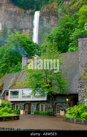 Le Multnomah Falls Lodge et U S Centre d'information au service des forêts de la gorge de la rivière Columbia Multnomah Falls Banque D'Images