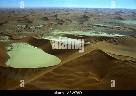 Vue aérienne de la mer de dunes près de Sossusvlei dans le Namib Naukluft Park National de Namibie Banque D'Images