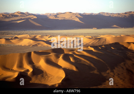 Vue depuis le sommet de Big Daddy près de Sossusvlei dans le Namib Naukluft National Park Afrique du sud-ouest de la Namibie Banque D'Images
