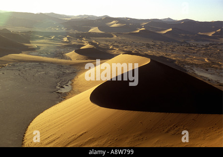 Depuis le sommet de Big Daddy près de Sossusvlei dans le Namib Naukluft National Park Afrique du sud-ouest de la Namibie Banque D'Images