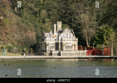 Lodge départment (construit en 1852) et le lac à Arundel, West Sussex, England, UK Banque D'Images