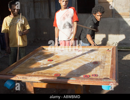 Les hommes de style local de jeu extérieure Banque D'Images