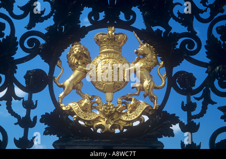 Symbole Royal sur la porte de Kew Gardens en Angleterre Banque D'Images