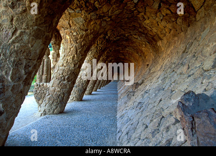 De passage, le parc Guell, parc Guell, par Antoni Gaudi, Antoni Gaudi, ville de Barcelone, Barcelone, Barcelone, Espagne, Europe province Banque D'Images