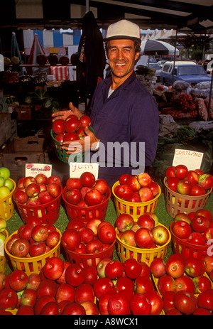1, l'un, l'homme canadien-français, français-Canada, vue avant, contact avec les yeux, le vendeur, le marché Atwater, Montréal, Québec, Canada Banque D'Images