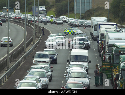 Autoroute fermée suite à un accident avec ennuie Congestion motorist pris dans un changement climatique pollution personnes tailback Banque D'Images