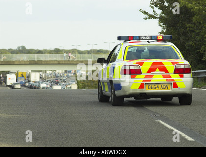 Autoroute fermée suite à un accident avec ennuie Congestion motorist pris dans un changement climatique pollution personnes tailback Banque D'Images