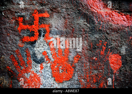 Svm Import & Export90471 sous le symbole de bon augure et empreintes de mains sur le mur du temple Inde Jabalpur Banque D'Images