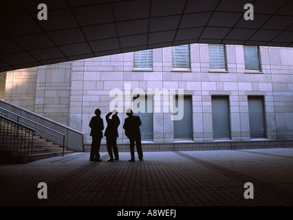 Les touristes japonais prennent des photos du bâtiment du gouvernement métropolitain de Tokyo depuis l'entrée souterraine. Shinjuku, Tokyo, Japon Banque D'Images