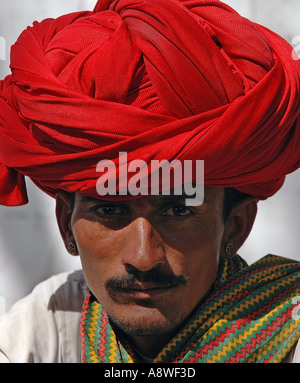 Sous90525 jeune Indien homme du Rajasthan en Inde turban rouge Banque D'Images