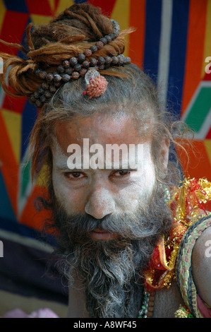 Sous90533 sadhu prêtre indien perlés avec de longs cheveux et barbe noire sur le visage de cendres Banque D'Images