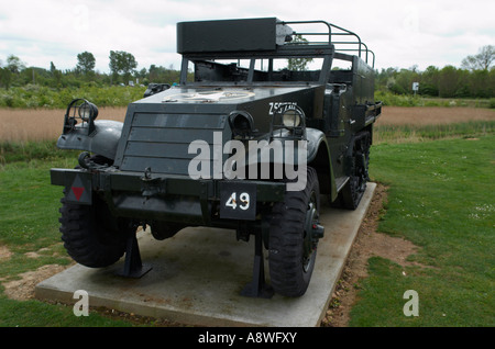 M3A1 Half Track sur l'affichage à Pegasus Bridge Memorial et Musée Airborne Bénouville, Normandie, France Banque D'Images