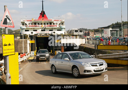 Voitures à partir de l'Oban ferry à avoir traversé de Mull et les Hébrides montrant des signes de danger Banque D'Images