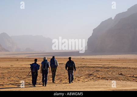 Les randonneurs dans le désert Wadi Rum Jordanie Zone protégée Banque D'Images