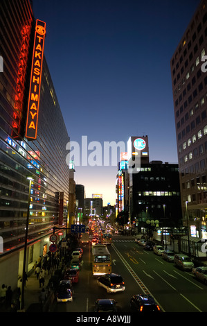 Commerces à proximité de la gare de JR Yokohama au crépuscule, JP Banque D'Images