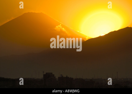 Coucher de soleil sur le Mont Fuji (vu) de Yokohama, Kanagawa JP Banque D'Images