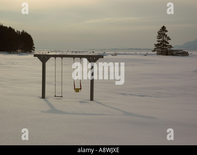 Un swing childs au coucher du soleil au milieu de l'hiver New Richmond Quebec Canada Banque D'Images