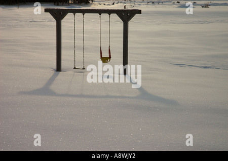 Un swing childs au coucher du soleil au milieu de l'hiver New Richmond Quebec Canada Banque D'Images