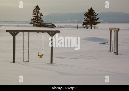 Un swing childs au coucher du soleil au milieu de l'hiver Banque D'Images