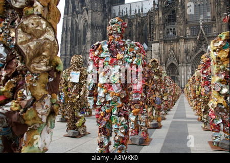 « déchets » devant la cathédrale de Cologne. Œuvres d'art de HA Schult Banque D'Images