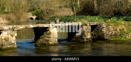 St.John's Bridge, un pont battant à Eastleach dans Gloucestershire, Cotswolds, England, UK sur la rivière Leach. Banque D'Images