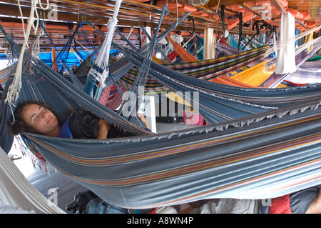 L'espace de couchage est serrée sur les ferries de la rivière Amazone. Banque D'Images