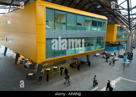 Centre de contrôle moderne jaune des bâtiments de la gare Southern Cross dans le centre de Melbourne Australia 2007 Banque D'Images